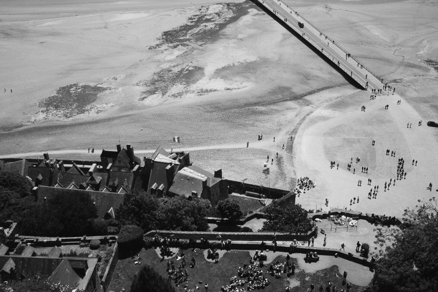 Crowds on the sand tidal delta
